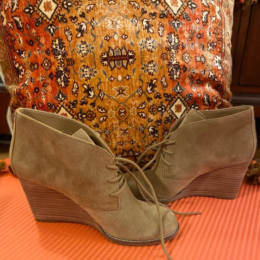 Lucky Brand Suede bootie lace-up wedge in camel size 7.5 BRAND NEW